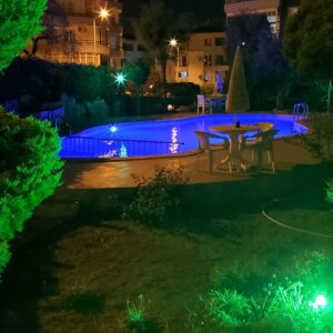 pool bei nacht